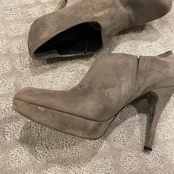 STUART WEITZMAN Suede Cover Up Botties Platform Heels Fog size 8 - Picture 2 of 10